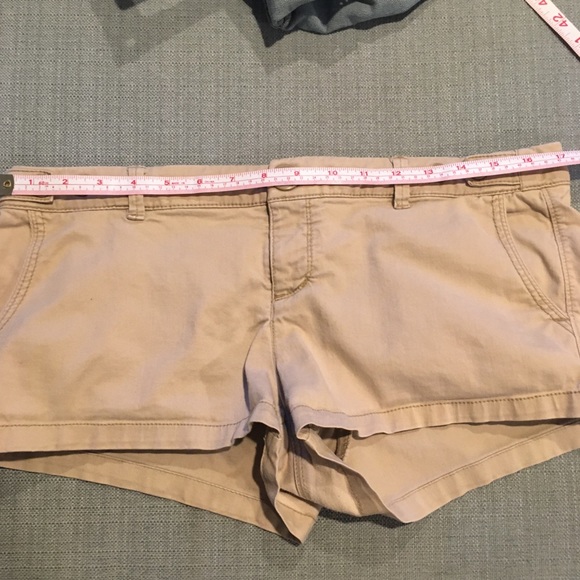 Pre-Loved American Eagle Khaki Shorts Size 8 - Picture 10 of 14